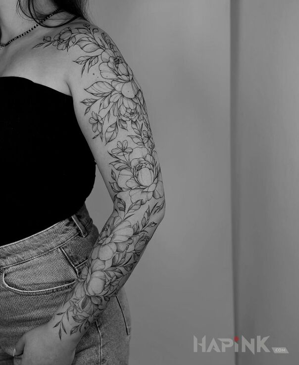 Tattoo Floral in flowers motif and contour / linework style on the upper arm