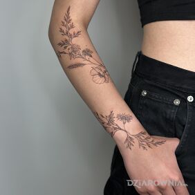 Tatuaż Floral na przedramieniu motyw: kwiaty styl: kontury / linework