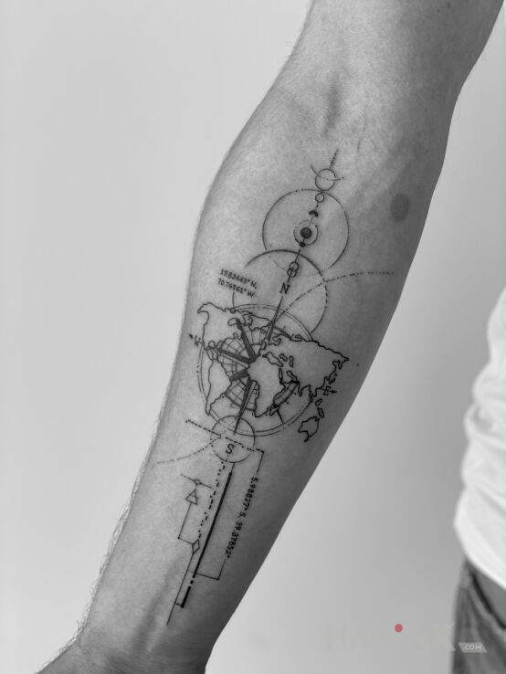 Tattoo Geometria in black and gray motif and geometric style on the forearm