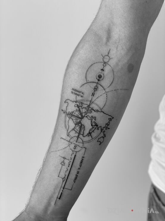 Tatuaż geometria w motywie pozostałe i stylu geometryczne na przedramieniu