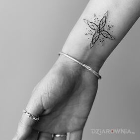 Tatuaż Ornamental na ręce motyw: czarno-szare styl: minimalistyczne