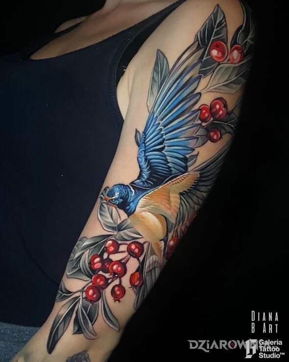 Tatuaż jaskółka jarzębina gałązki w motywie kolorowe i stylu realistyczne na ramieniu