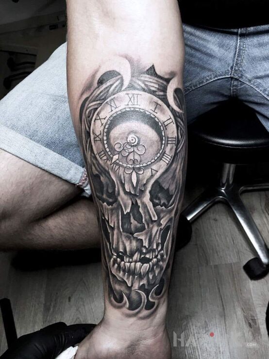 Tattoo Czacha z zegarem in skulls motif on the forearm