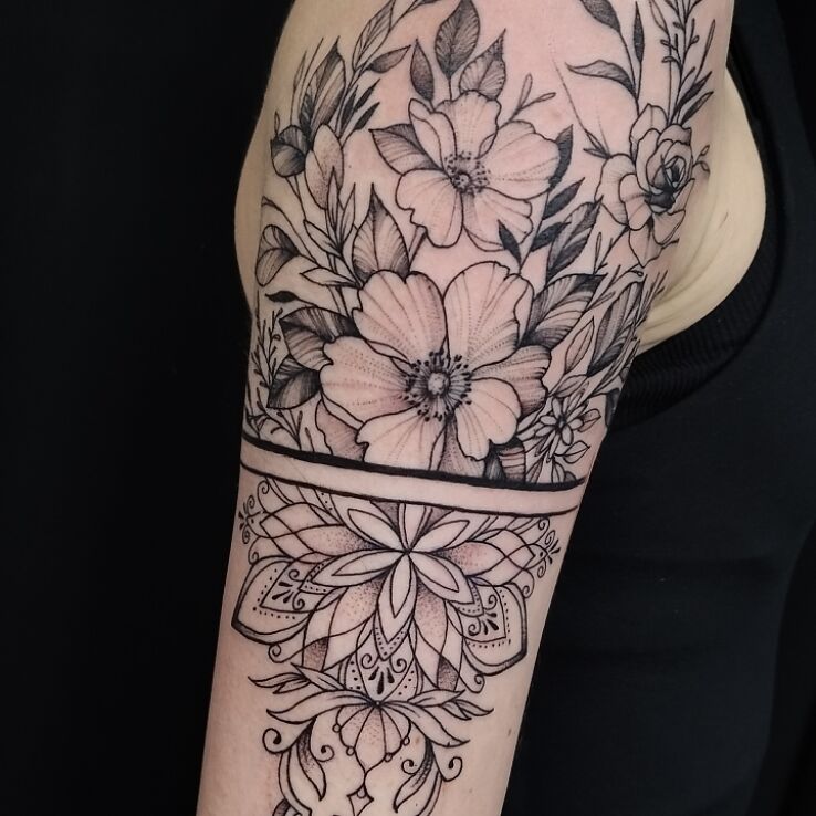 Tatuaż kwiatowe klimaty w motywie natura i stylu dotwork na ręce