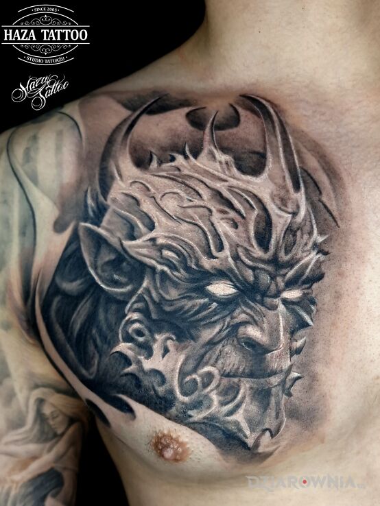 Tatuaż diabeł tatuaż w motywie czarno-szare i stylu realistyczne na klatce
