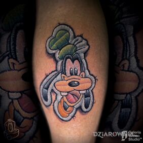 Tatuaż Tatuaż naszywka Goofy na nodze motyw: kolorowe styl: kreskówkowe / komiksowe