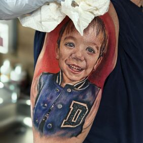 Tatuaż Portret na ramieniu motyw: kolorowe styl: realistyczne