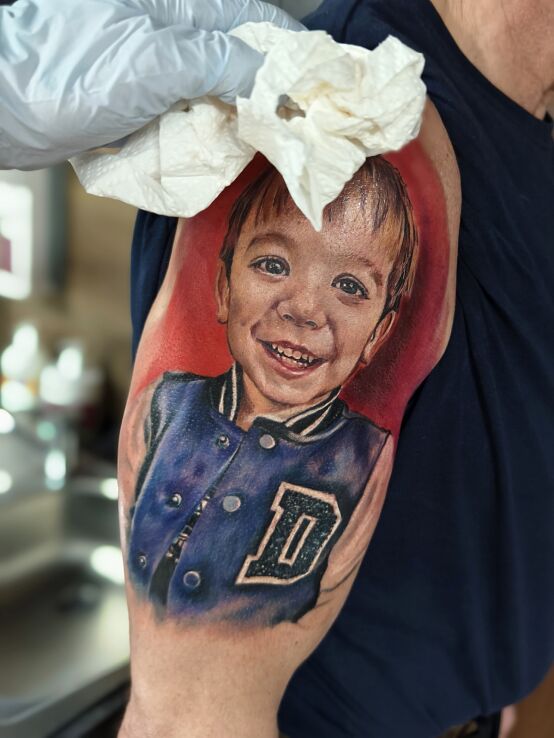 Tatuaż Portret w motywie miłosne i stylu realistyczne na ręce