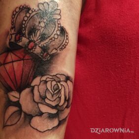 Tatuaż Korona z diamentem na ramieniu motyw: przedmioty styl: realistyczne