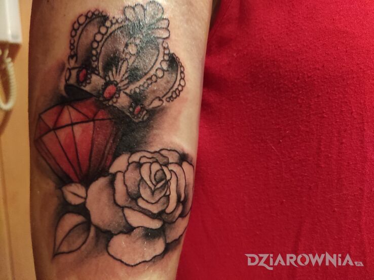 Tatuaż korona z diamentem w motywie kolorowe na ramieniu