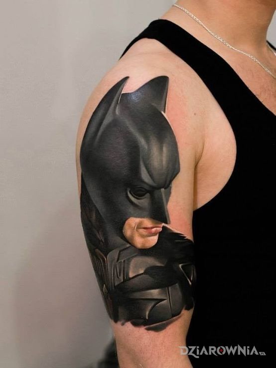 Tatuaż batman w motywie postacie na ramieniu