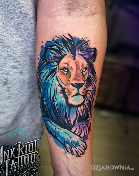 Tatuaż akwarelowy lew w motywie zwierzęta i stylu neotradycyjne na przedramieniu