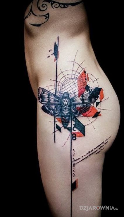 Tatuaż cykada w motywie motyle na nodze
