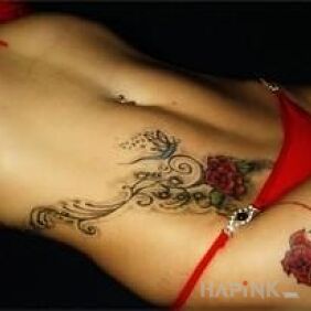 Tattoo In red on the stomach motif: flowers