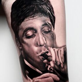 Tatuaż Tony Montana Scarface na nodze motyw: postacie styl: realistyczne