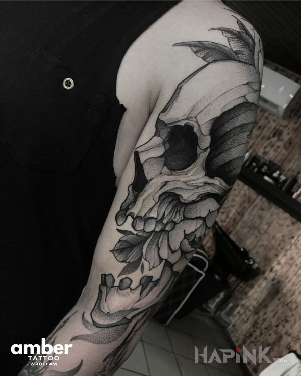 Tattoo Czaszka z florystyką in anatomical motif and graphic / illustrative style on the upper arm