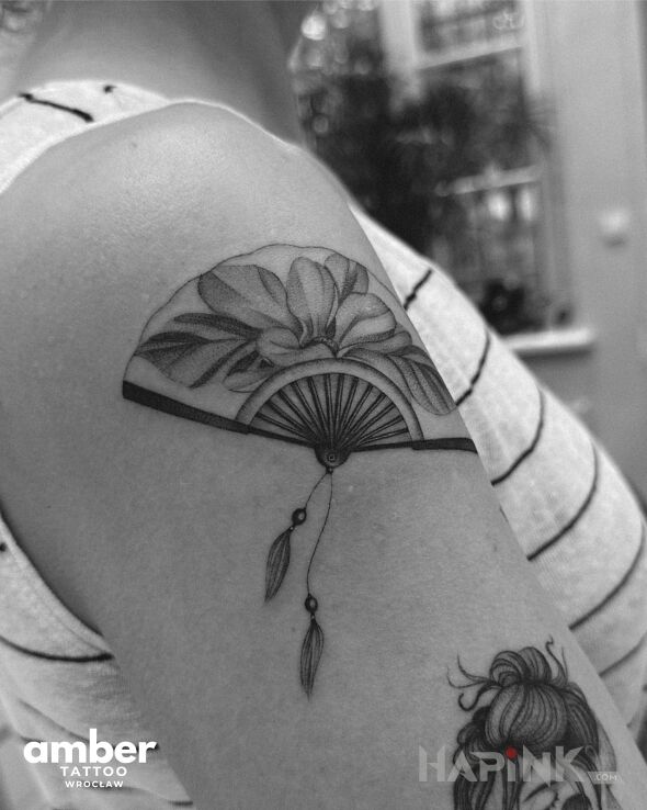 Tattoo Japoński wachlarz in objects motif and graphic / illustrative style on the upper arm