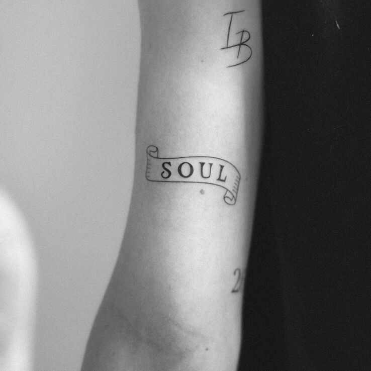 Tatuaż Soul w motywie napisy i stylu minimalistyczne na bicepsie