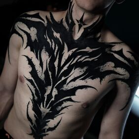 Tatuaż Brutal black na froncie na obojczyku motyw: mroczne styl: blackwork / blackout