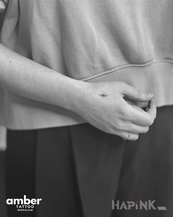 Tattoo Mini błyskawica in małe motif and minimalistic style On the arm