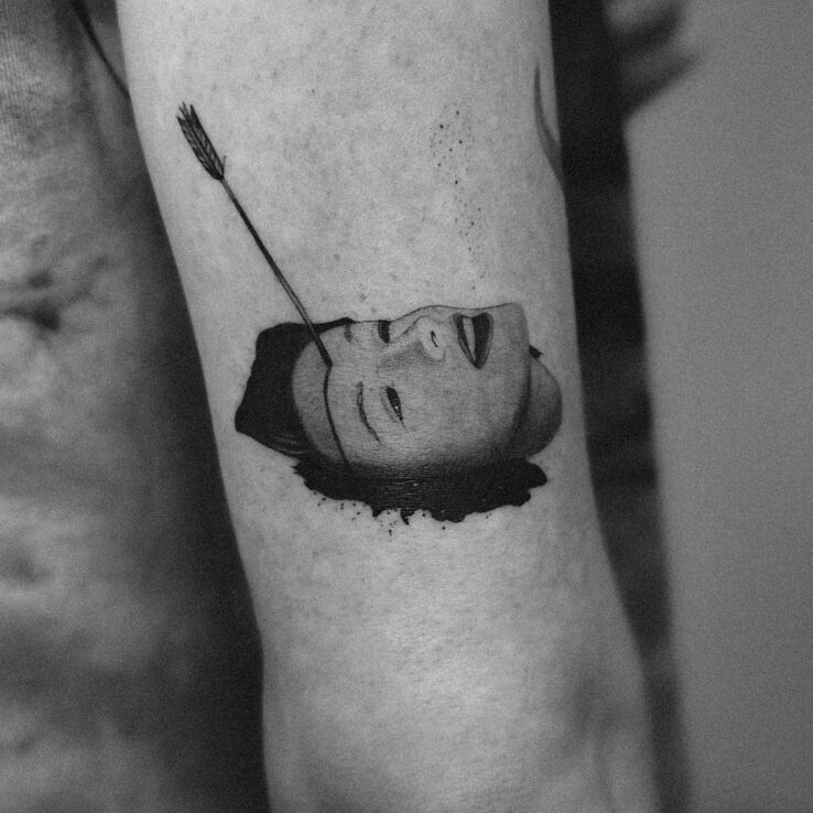 Tatuaż Headshoot w motywie twarze i stylu surrealistyczne na ręce