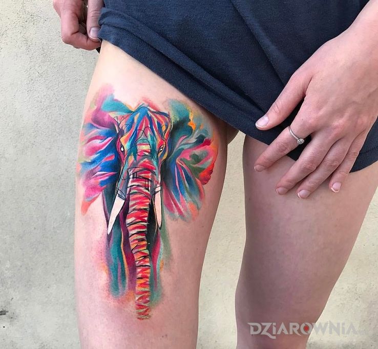 Tatuaż wyrazisty słoń w motywie zwierzęta na nodze