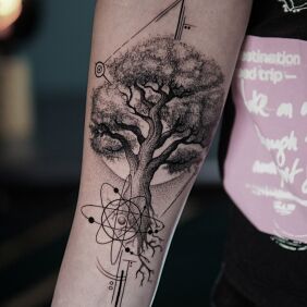 Tatuaż Metafizyczne drzewo na ręce motyw: florystyczne styl: dotwork