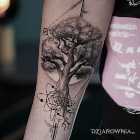 Tatuaż Metafizyczne drzewo na przedramieniu motyw: florystyczne styl: graficzne / ilustracyjne