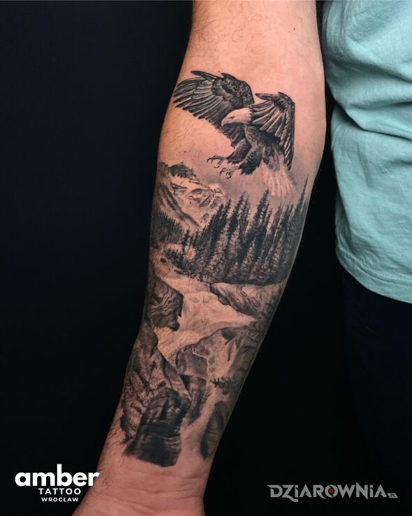 Tatuaż studio tatuażu amber tattoo w motywie czarno-szare i stylu realistyczne na przedramieniu