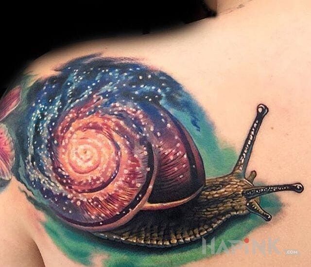 Tattoo Kosmiczny ślimak in animals motif on the shoulder blades