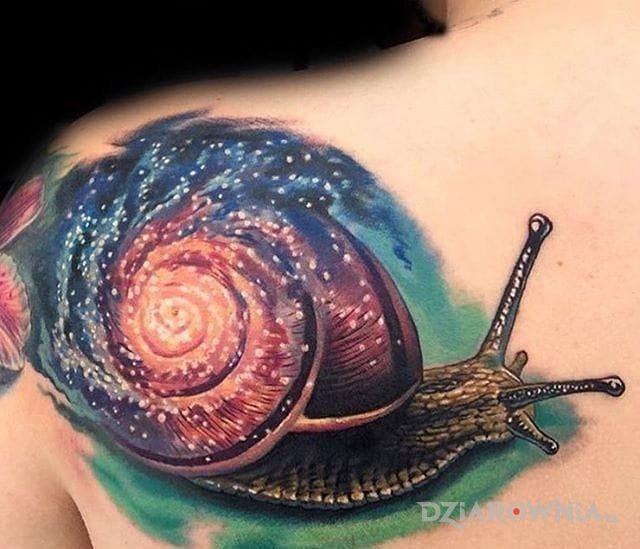 Tatuaż kosmiczny ślimak w motywie zwierzęta na łopatkach