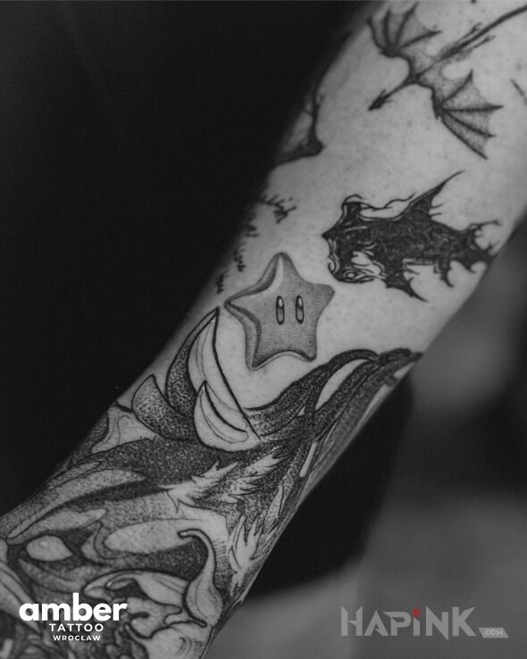 Tattoo Gwiazdeczka, rekin, smoczek in małe motif and graphic / illustrative style on the forearm