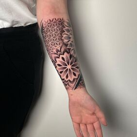 Tatuaż Mandala na tle geometrii na przedramieniu motyw: ornamenty styl: geometryczne