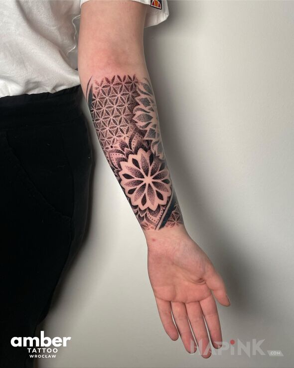 Tattoo Mandala na tle geometrii in ornaments motif and geometric style On the arm