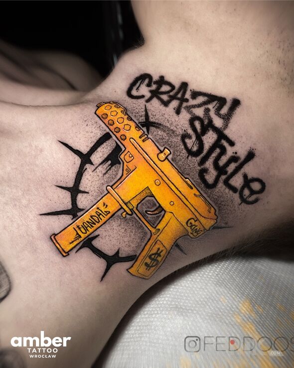 Tattoo Złota spluwa in lettering motif and graffiti style on the neck