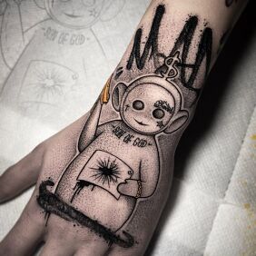Tatuaż STUDIO TATUAŻU AMBER TATTOO na ręce motyw: czarno-szare styl: graficzne / ilustracyjne