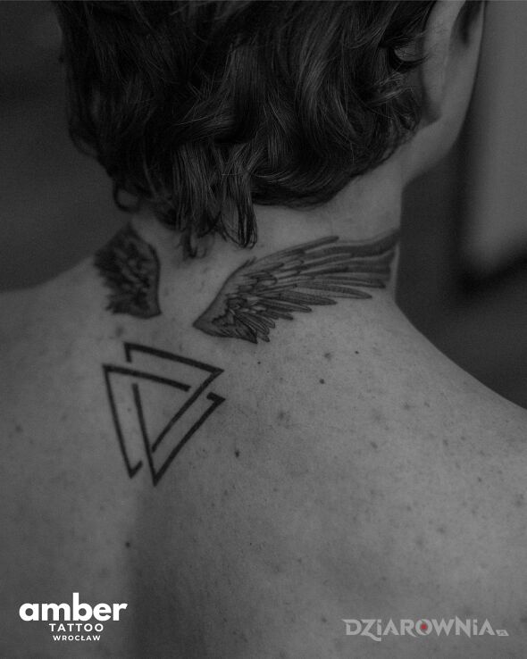 Tatuaż studio tatuażu amber tattoo w motywie skrzydła i stylu geometryczne na szyi