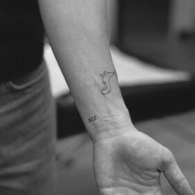 Tatuaż Mały dinozaur na ręce motyw: zwierzęta styl: kontury / linework
