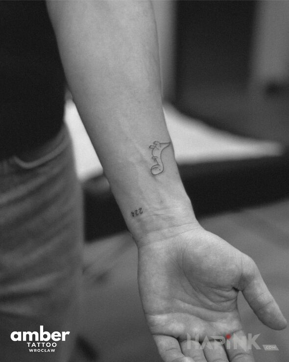 Tattoo Mały dinozaur in animals motif and contour / linework style on the wrist