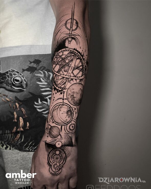 Tatuaż studio tatuażu amber tattoo w motywie ornamenty i stylu graficzne / ilustracyjne na przedramieniu