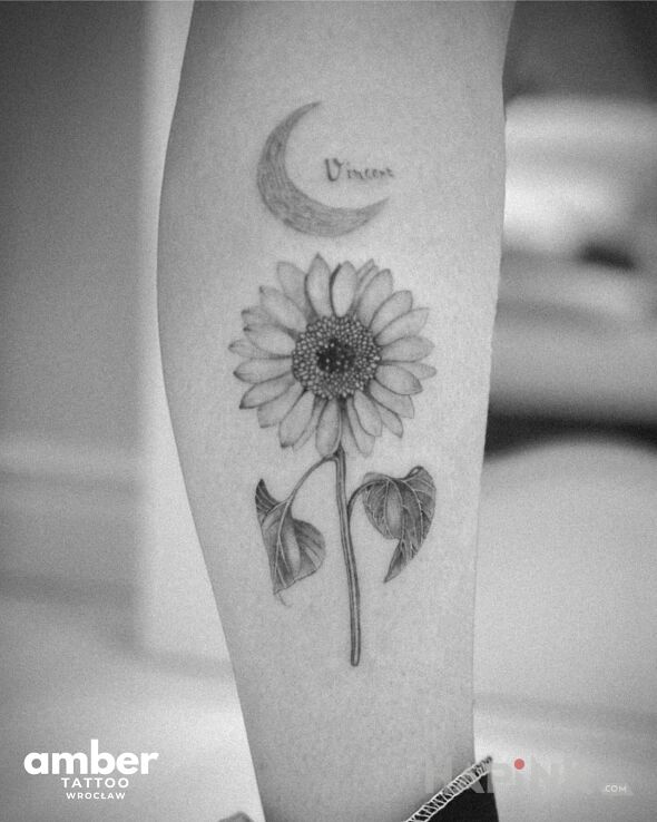 Tattoo Słonecznik in flowers motif and realistic style on the leg