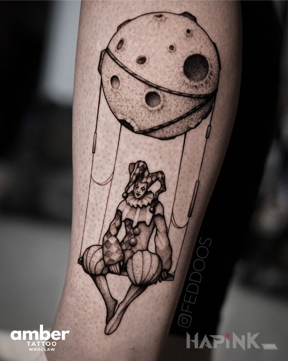 Tattoo Błazen in characters motif and graphic / illustrative style on the calf
