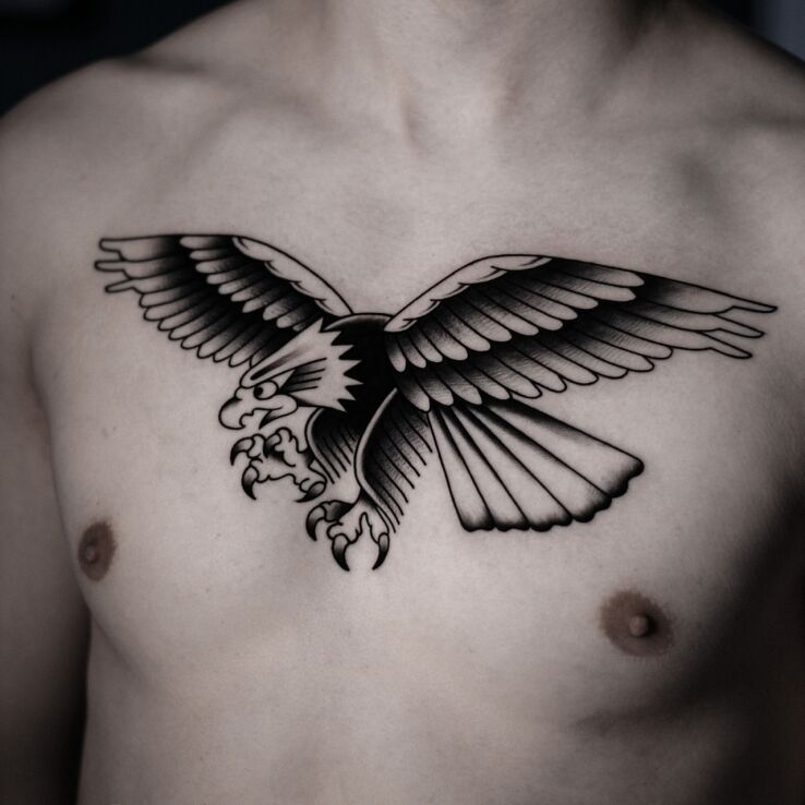 Tattoo Traditional eagle in black and gray motif and oldschool style on the chest