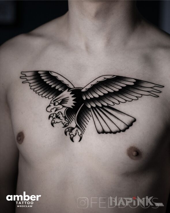 Tattoo Tradycyjny orzeł in black and gray motif and oldschool style on the chest