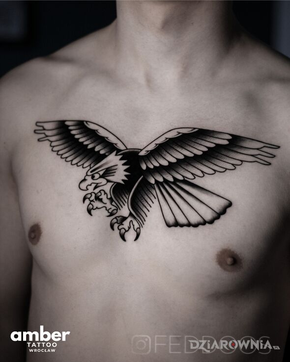 Tatuaż studio tatuażu amber tattoo w motywie czarno-szare i stylu neotradycyjne na klatce