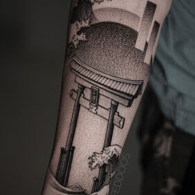 Tatuaż Japońska brama na ręce motyw: czarno-szare styl: dotwork