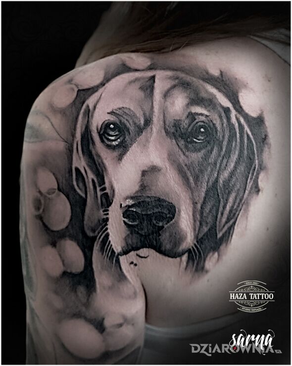 Tatuaż pies tatuaż w motywie zwierzęta i stylu realistyczne na łopatkach