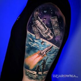 Tatuaż Widok na kosmos na ramieniu motyw: kosmos styl: realistyczne
