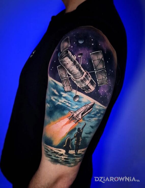 Tatuaż  kosmiczny na ramieniu w motywie przedmioty i stylu iluzja optyczna na przedramieniu