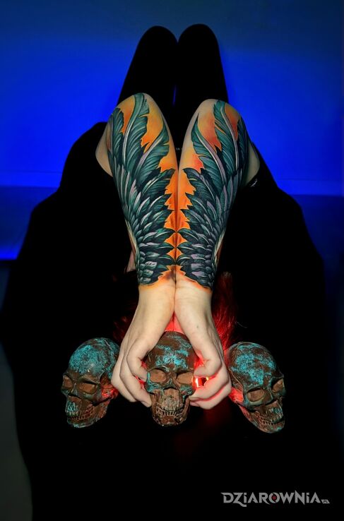 Tatuaż kolorowe skrzydła na przedramieniach w motywie skrzydła i stylu realistyczne na ramieniu